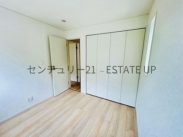 【洋室】収納棚もあるのでライフスタイルに合わせて、多目的にお使いいただけます。