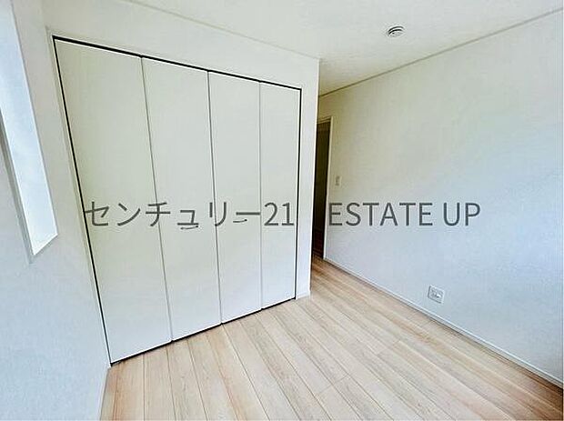 【洋室】収納棚もあるのでライフスタイルに合わせて、多目的にお使いいただけます。