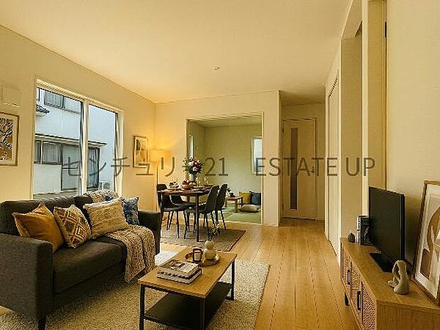 【リビング】心地いい光が差し込みます。過ごしやすいリビングで家族が快適な日々が送れます。※ホームステージングしているイメージ図です。