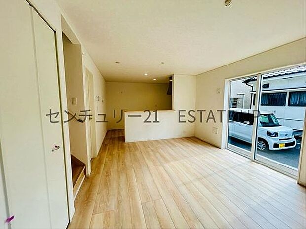 【リビング】大きな窓から明るい陽光が差し込み、ご家族皆様でゆったりとお過ごしいただけるリビングです。