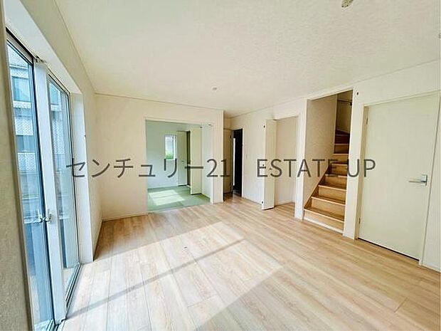 【リビング】広々としたリビング空間で、家族団らんや来客時にもゆったり過ごせる心地よい空間。