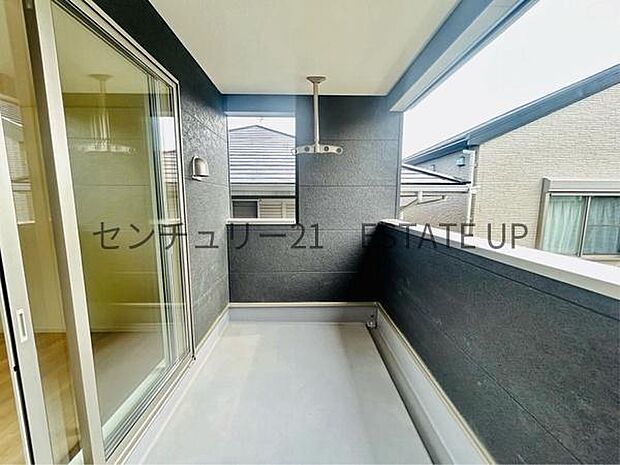 【バルコニー】バルコニーもあるので洗濯物もよく乾きそうです。