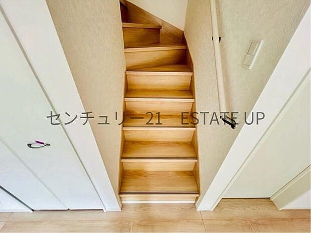 【階段】階段の途中でふと顔を合わせる、そんな日常の一コマが愛おしい。