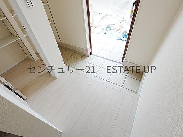 【玄関】横にシューズボックスもございますので散らかりやすいお靴もスッキリ片付きます。