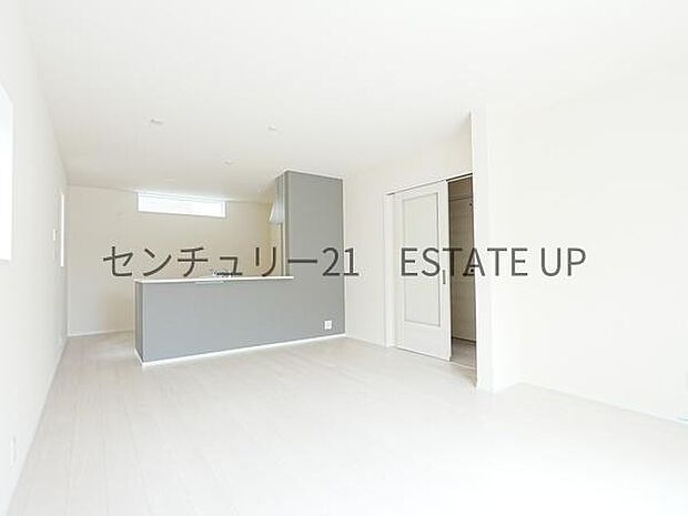 【リビング】お好きにアレンジして家具を置き、ご家族で安らげる癒しの空間をお作りいただけます。