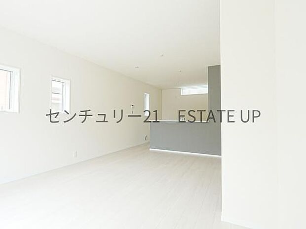 【リビング】ご家族皆様でゆったりとお過ごしいただけるリビングです。