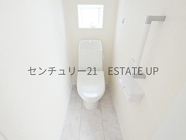 【トイレ】温水洗浄便座付きのトイレです。