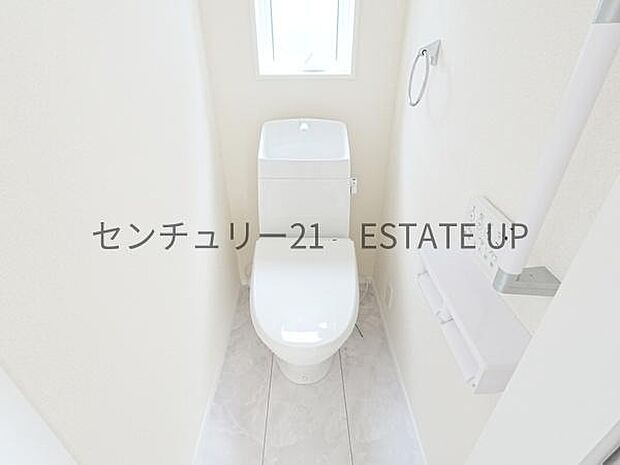 【トイレ】二階トイレ。各階にトイレが付いているので、忙しい朝の時間帯にも安心。
