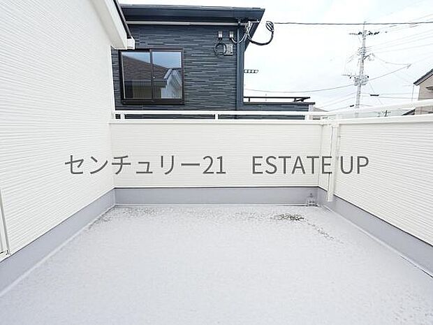 【バルコニー】広々としたバルコニーで夏はBBQもでき、多様にお使いできます。