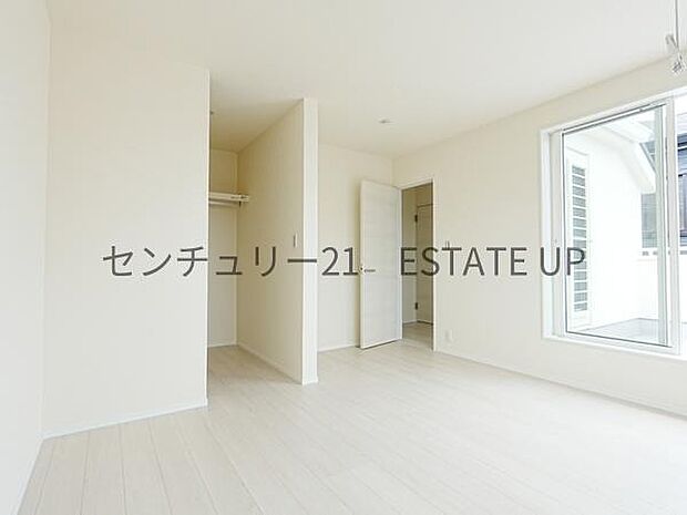 【洋室】バルコニーに面した明るい洋室です。