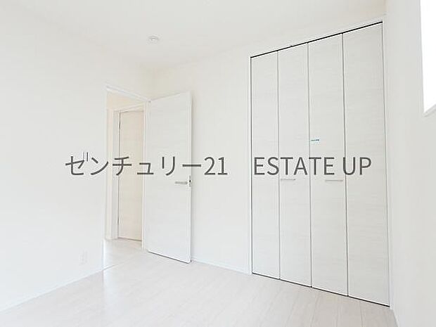 【洋室】クローゼットがあるのですぐに着替えができ便利です♪