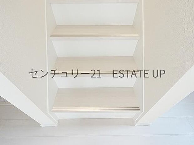 【階段】階段の途中でふと顔を合わせる、そんな日常の一コマが愛おしい。