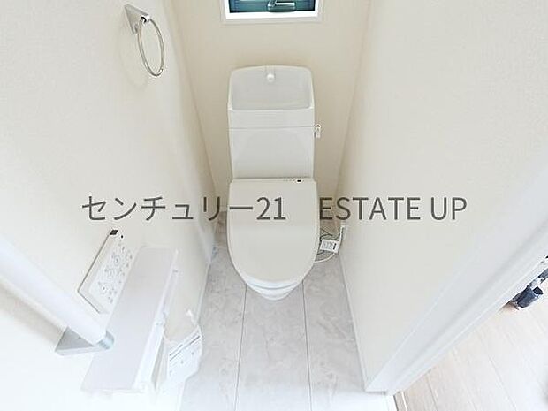 【トイレ】温水洗浄便座付きのトイレです。