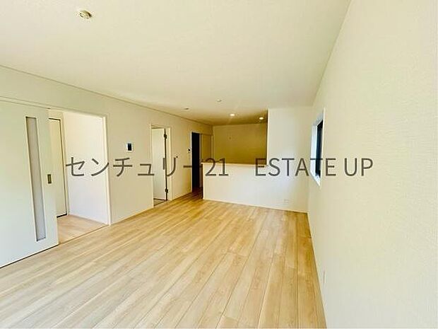 【リビング】リビングにキッチンもありご家族皆様でゆったりとお過ごしいただけます。