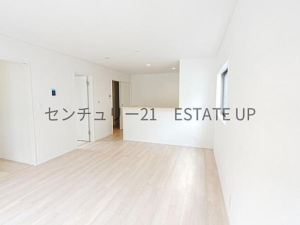 【リビング】リビングにキッチンもありご家族皆様でゆったりとお過ごしいただけます。