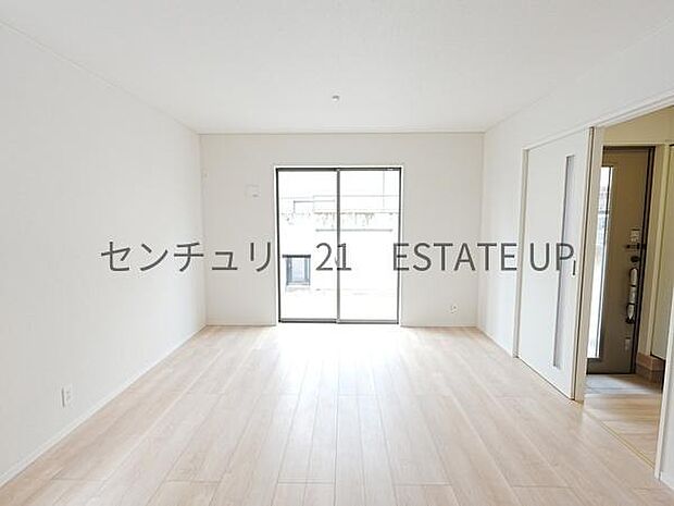 【リビング】ご家族皆様でゆったりとお過ごしいただけるリビングです。