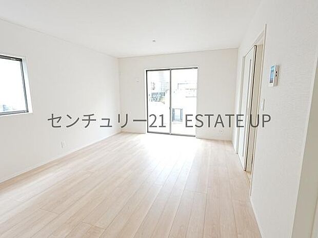 【リビング】心地いい光が差し込みます。過ごしやすいリビングで家族が快適な日々が送れます。