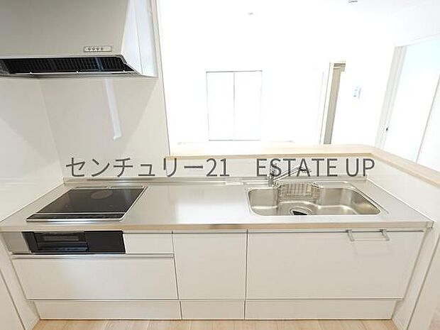 【キッチン】リビング全体を見渡せる対面式キッチン。リビングで過ごすご家族を見守りながら作業ができ、お互いの顔を見ながら会話ができます。