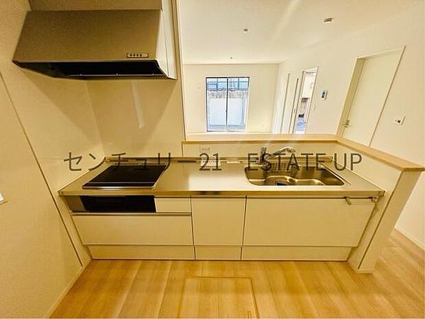 【キッチン】火力の調整が楽で安全性の高い人気のIH。お子様も見守れる対面キッチンです。