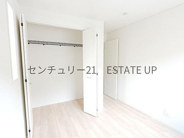 【洋室】クローゼットも収納もあるのですぐに着替えができ便利です♪