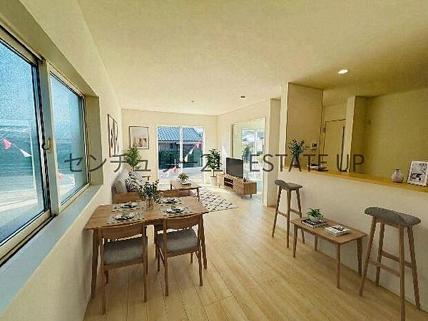 【リビング】リビング空間にキッチン。みんなで食事を楽しめる空間。※ホームステージングしているイメージ図です。