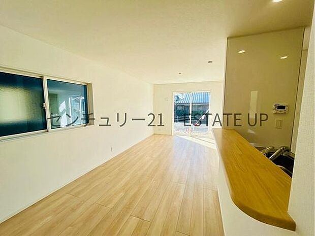 【リビング】心地いい光が差し込みます。過ごしやすいリビングで家族が快適な日々が送れます。