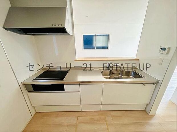 【キッチン】火力の調整が楽で安全性の高い人気のIH。お子様も見守れる対面キッチンです。