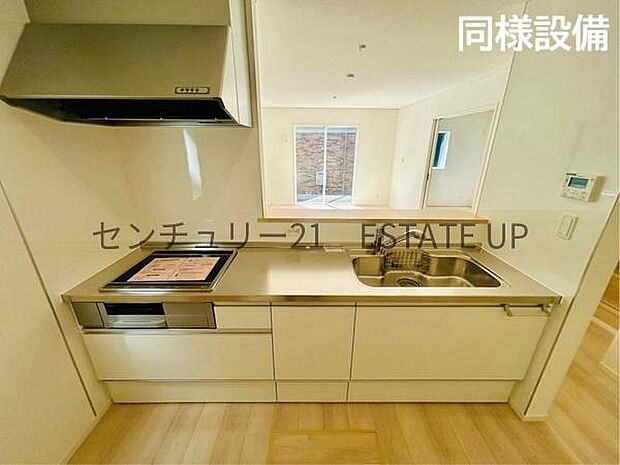 【同様設備　キッチン】火力の調整が楽で安全性の高い人気のIH。お子様も見守れる対面キッチンです。