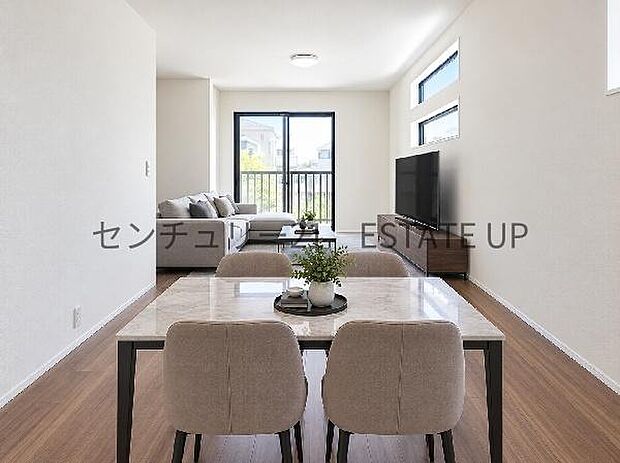 【リビング】広々としたリビング空間で、家族団らんや来客時にもゆったり過ごせる心地よい空間。※ホームステージングしているイメージ図です。