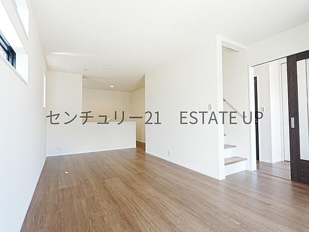 【リビング】お好きにアレンジして家具を置き、ご家族で安らげる癒しの空間をお作りいただけます。