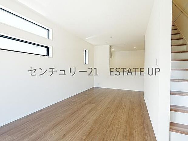 【リビング】来客者もゆったりとお過ごしいただけるリビングです。