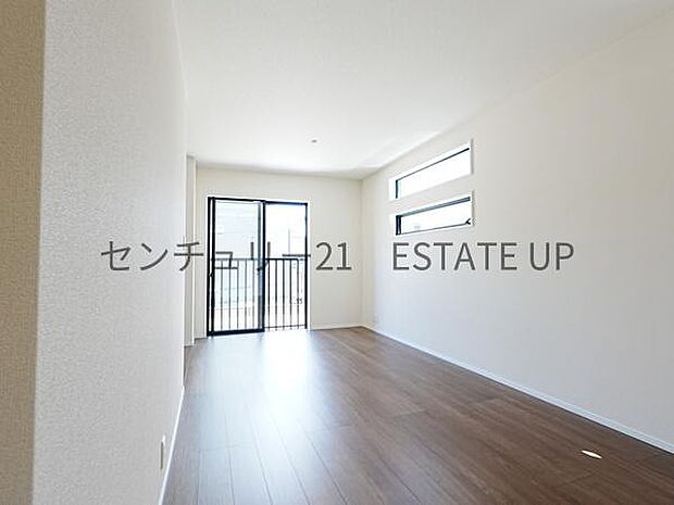 【リビング】大きな窓から明るい陽光が差し込み、ご家族皆様でゆったりとお過ごしいただけるリビングです。