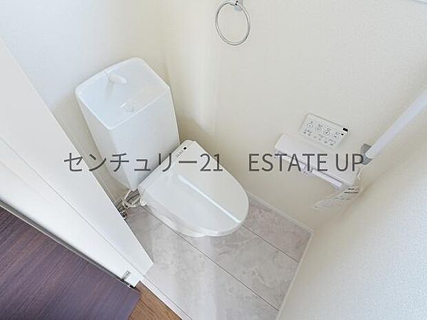 【トイレ】温水洗浄便座付きのトイレです。