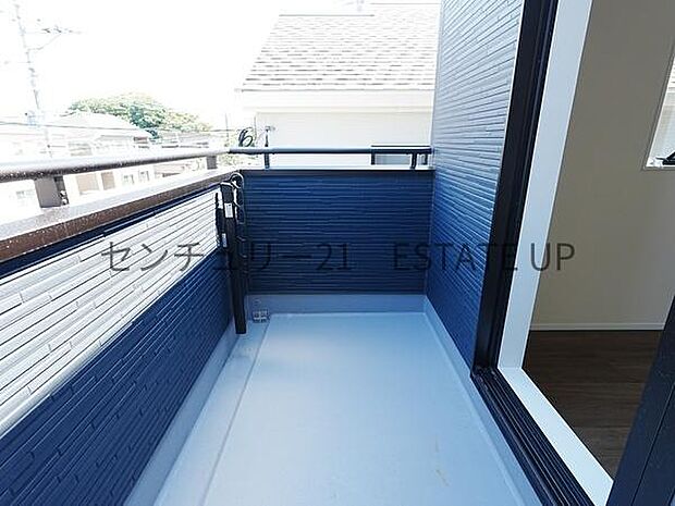 【バルコニー】日当たりも良く洗濯物もよく乾きそうです。