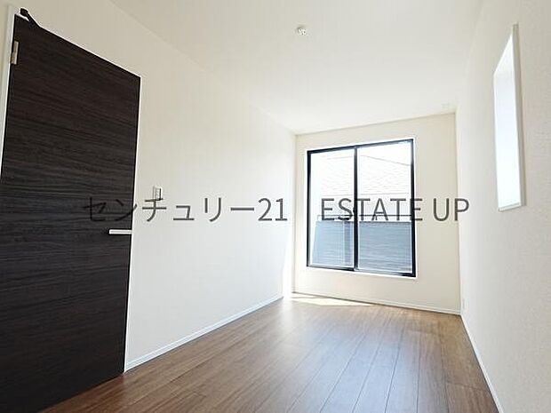 【洋室】バルコニーに面した明るい洋室です。