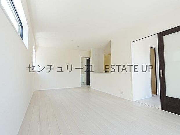 【リビング】お好きにアレンジして家具を置き、ご家族で安らげる癒しの空間をお作りいただけます。