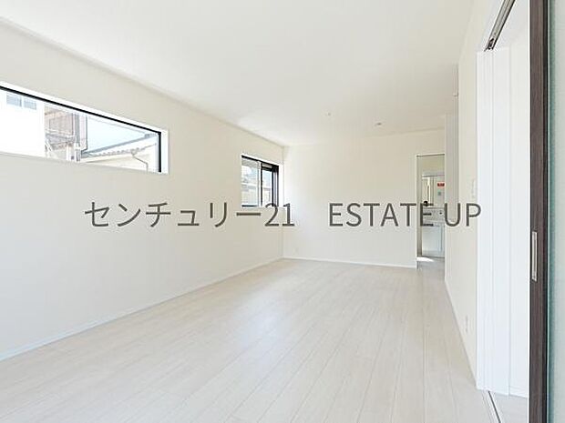 【リビング】来客者もゆったりとお過ごしいただけるリビングです。