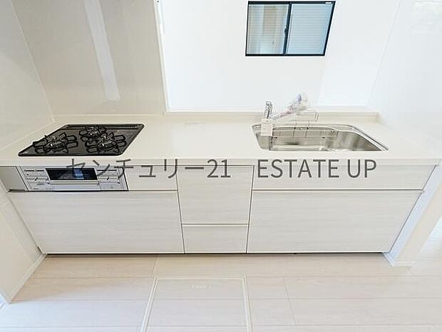 【キッチン】三口コンロ付きで同時調理が可能なため、家族分の食事準備も時短に。毎日の家事負担を軽減してくれます。
