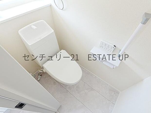 【トイレ】温水洗浄便座付きのトイレです。