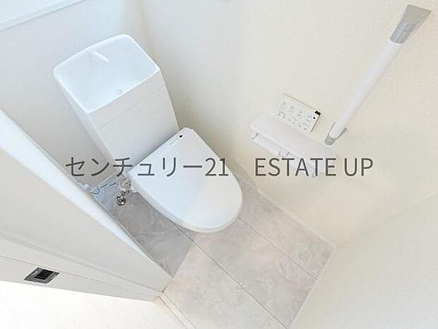 【トイレ】二階トイレ。各階にトイレが付いているので、忙しい朝の時間帯にも安心。