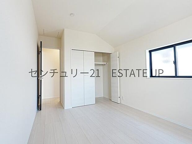 【洋室】窓がついていることで日中も明るくお部屋で過ごせます。