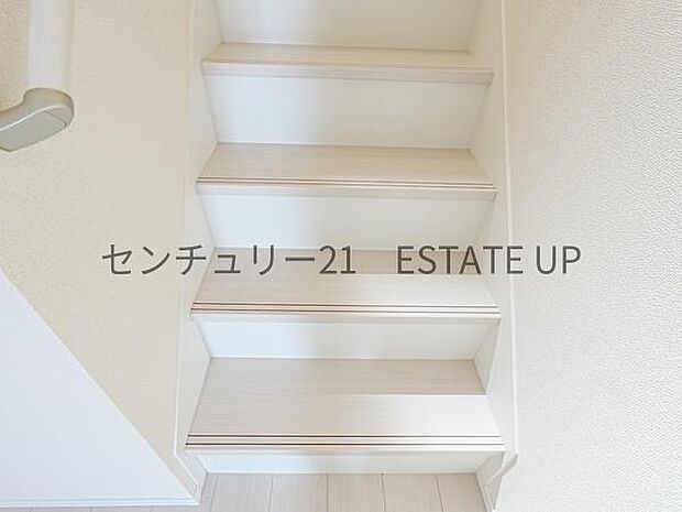 【階段】階段の途中でふと顔を合わせる、そんな日常の一コマが愛おしい。