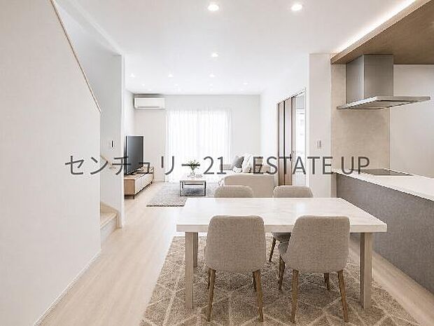 【リビング】広々としたリビング空間で、家族団らんや来客時にもゆったり過ごせる心地よい空間。※ホームステージングしているイメージ図です。