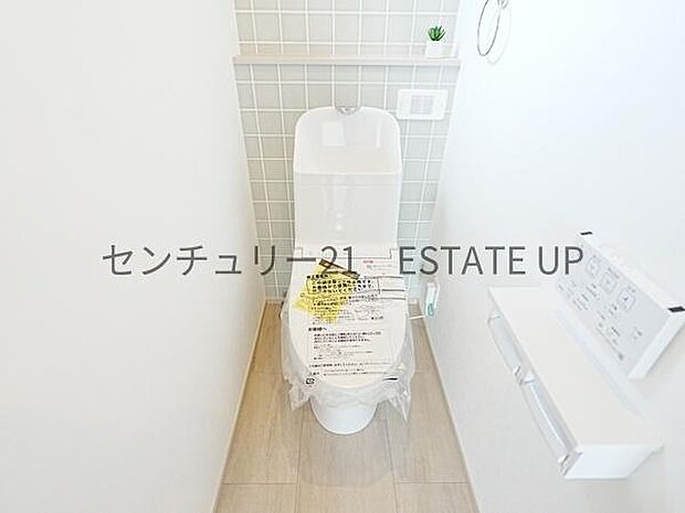 【トイレ】二階トイレ。各階にトイレが付いているので、忙しい朝の時間帯にも安心。