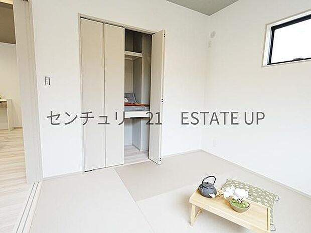 【和室】リビングに和室があり、来客室にも、思い切りお子様が遊べるキッズスペースにもお昼寝スペースにも多様に使用できます！