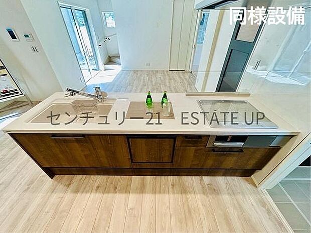 【同様設備 キッチン】火力の調整が楽で安全性の高い人気のIH。お子様も見守れる対面キッチンです。※画像反転しています。