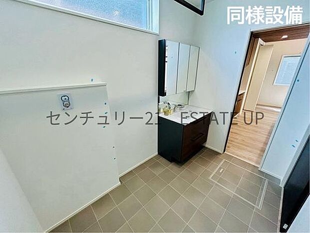 【同様設備 洗面台・洗面所】スペースの広い洗面所が特徴