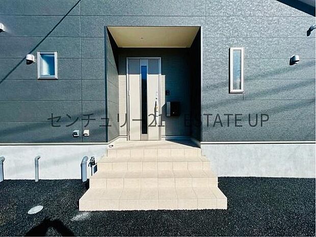 【玄関】階段がありオシャレな玄関入口です。