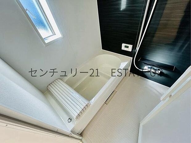 【バス】1日の疲れを癒してくれる広々としたバスルーム。