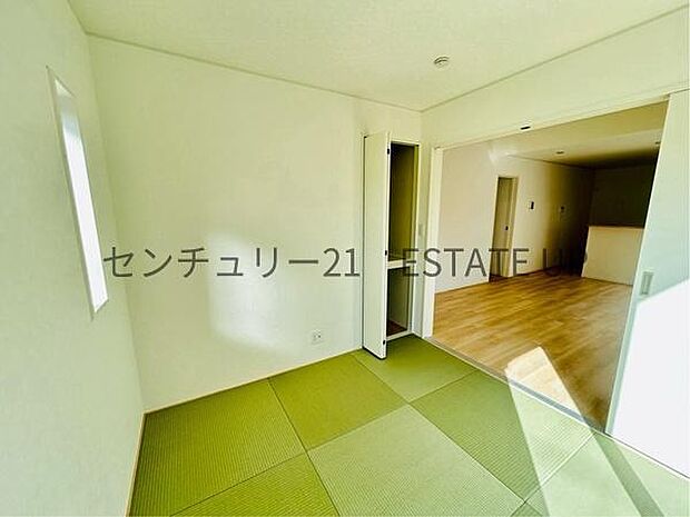 【和室】リビング横の和室は、思い切りお子様が遊べるキッズスペースにぴったり！